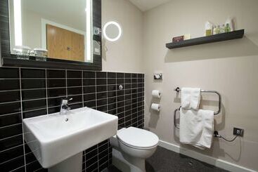 בית מלון כפרי Doubletree By Hilton Coventry Building Society Arena