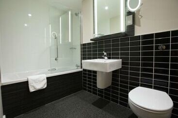 בית מלון כפרי Doubletree By Hilton Coventry Building Society Arena