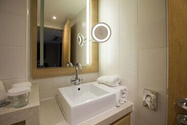 בית מלון כפרי Doubletree By Hilton Coventry Building Society Arena