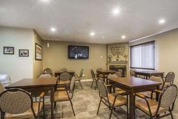 هتل Econo Lodge Inn & Suites High Level