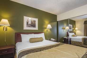 هتل Econo Lodge Inn & Suites High Level