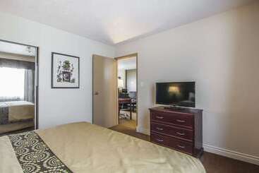 هتل Econo Lodge Inn & Suites High Level