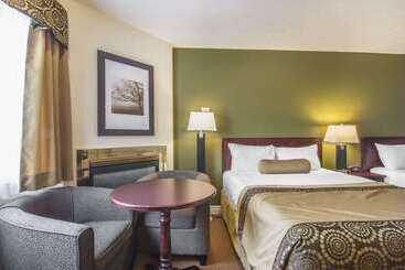 هتل Econo Lodge Inn & Suites High Level