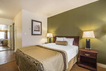 هتل Econo Lodge Inn & Suites High Level