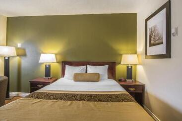 هتل Econo Lodge Inn & Suites High Level