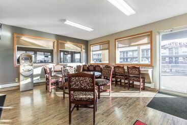 هتل Empire Inn & Suites
