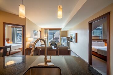 هتل Falcon Crest Lodge By Clique