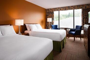 هتل Greenwood Inn & Suites