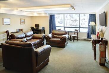 هتل Greenwood Inn & Suites