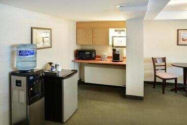 هتل Greenwood Inn & Suites
