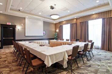 هتل Hilton Garden Inn Toronto/ajax