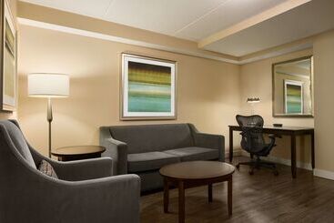 هتل Hilton Garden Inn Toronto Vaughan