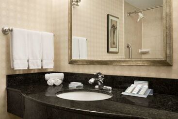 هتل Hilton Garden Inn Toronto Vaughan