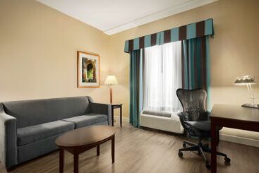 هتل Hilton Garden Inn Toronto Vaughan