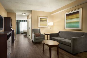 هتل Hilton Garden Inn Toronto Vaughan