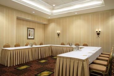 هتل Hilton Garden Inn Toronto Vaughan
