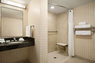 هتل Hilton Garden Inn Toronto Vaughan