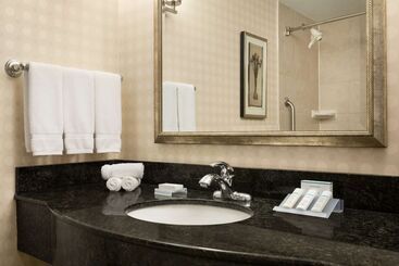 هتل Hilton Garden Inn Toronto Vaughan