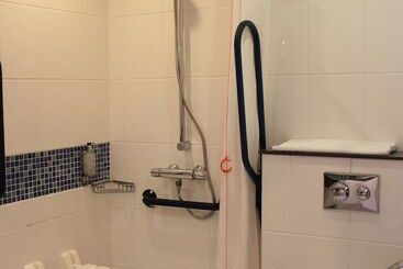 هتل Holiday Inn Express Cardiff Airport By Ihg
