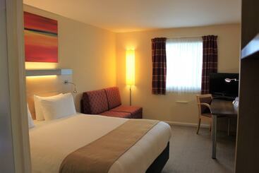هتل Holiday Inn Express Cardiff Airport By Ihg