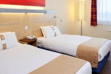 هتل Holiday Inn Express Cardiff Airport By Ihg