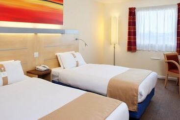 هتل Holiday Inn Express Cardiff Airport By Ihg