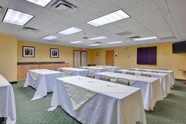 هتل Holiday Inn Express Dryden, An Ihg