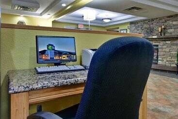 هتل Holiday Inn Express Dryden, An Ihg