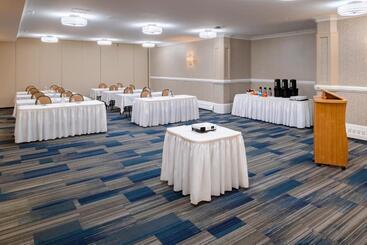 هتل Holiday Inn Express & Suites Halifax   Bedford, An Ihg
