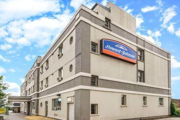 هتل Howard Johnson By Wyndham Toronto Downtown West