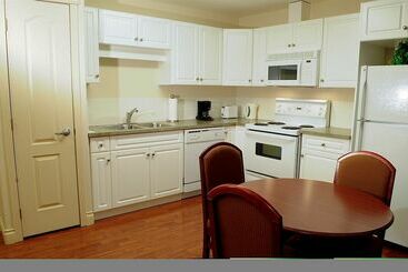 هتل Inuvik Capital Suites