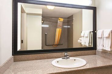 هتل La Quinta Inn By Wyndham Vancouver Airport