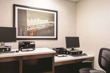 هتل La Quinta Inn By Wyndham Vancouver Airport