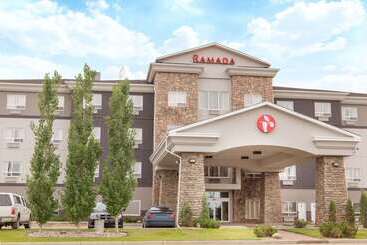 هتل Ramada By Wyndham Camrose
