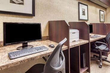 هتل Ramada By Wyndham Camrose