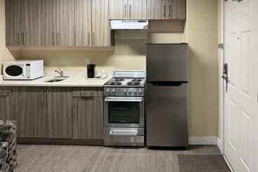هتل Rodeway Inn & Suites