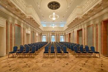 هتل Saski Krakow, Curio Collection By Hilton