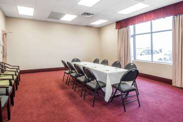 هتل Super 8 By Wyndham Mississauga