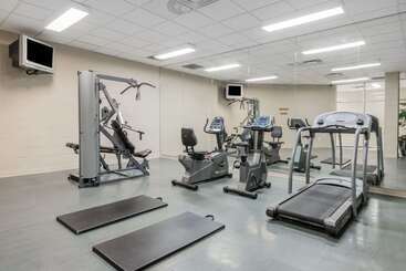 هتل Super 8 By Wyndham Mississauga