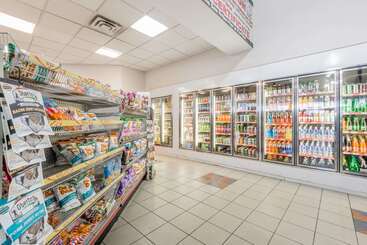 هتل Super 8 By Wyndham Mississauga