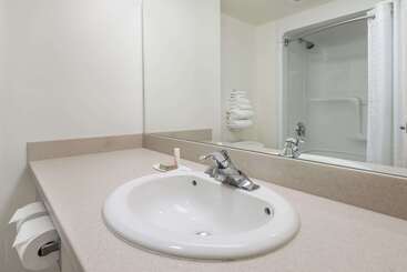هتل Super 8 By Wyndham Mississauga