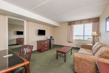 هتل Super 8 By Wyndham Mississauga