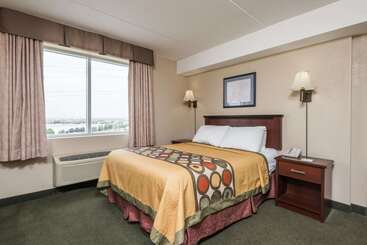 هتل Super 8 By Wyndham Mississauga