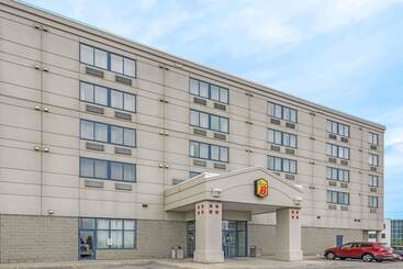 هتل Super 8 By Wyndham Mississauga
