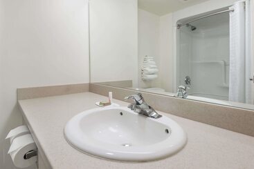 هتل Super 8 By Wyndham Mississauga
