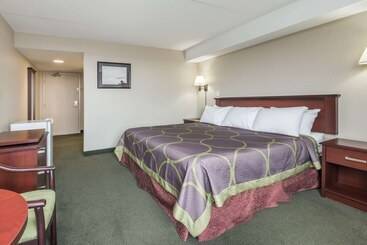 هتل Super 8 By Wyndham Mississauga