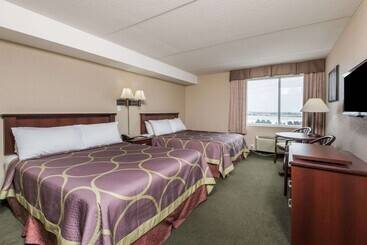 هتل Super 8 By Wyndham Mississauga