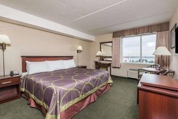 هتل Super 8 By Wyndham Mississauga