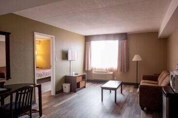 هتل Super 8 By Wyndham Mississauga