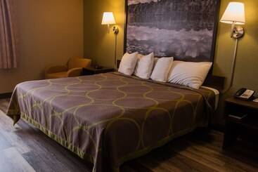 هتل Super 8 By Wyndham Mississauga